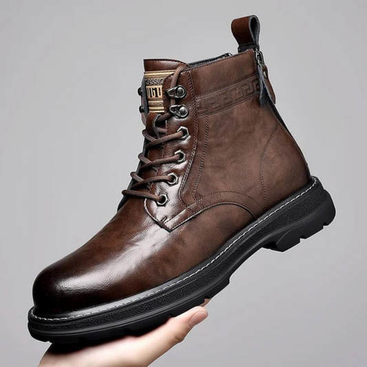 Botas de Couro Brilhante com Acabamento Impermeável e Design de Corte Médio