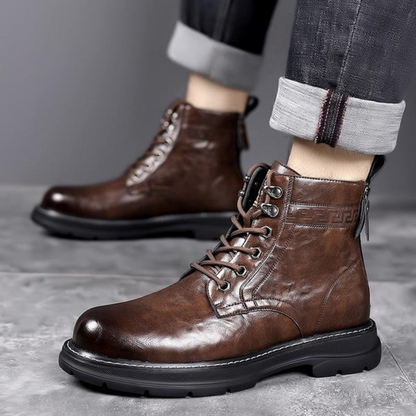 Botas de Couro Brilhante com Acabamento Impermeável e Design de Corte Médio