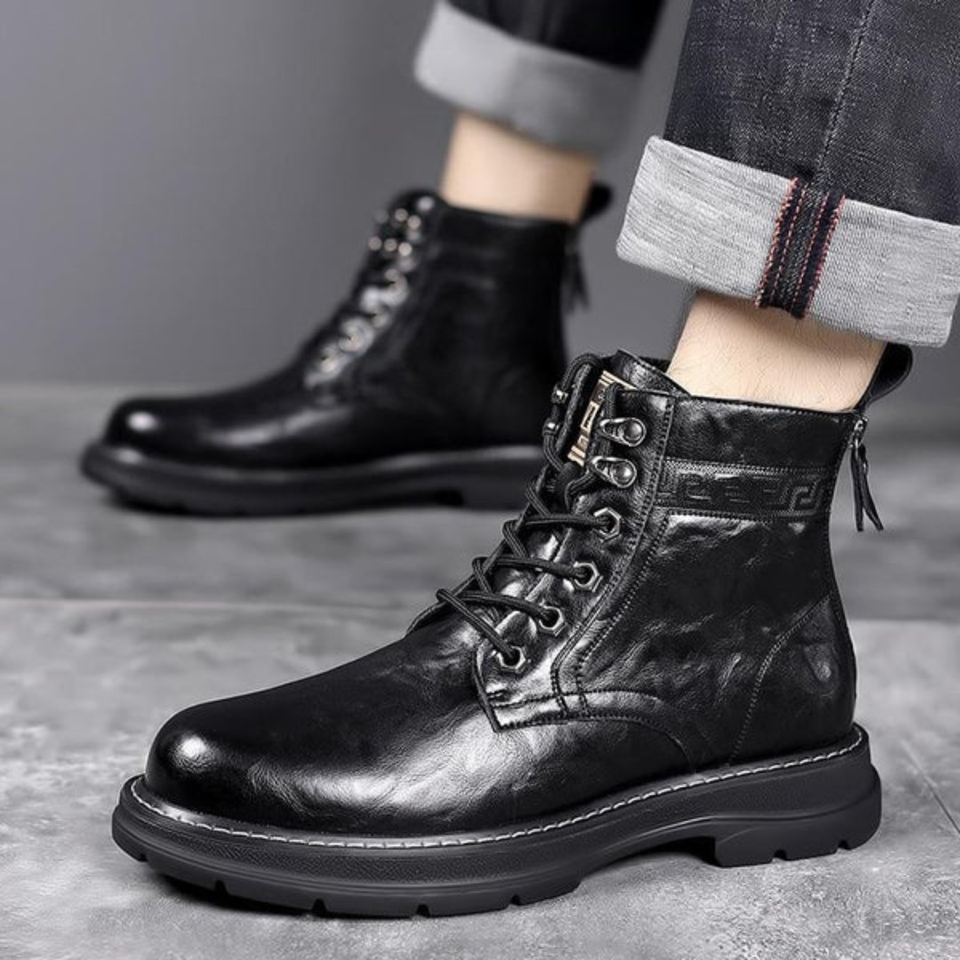 Botas de Couro Brilhante com Acabamento Impermeável e Design de Corte Médio